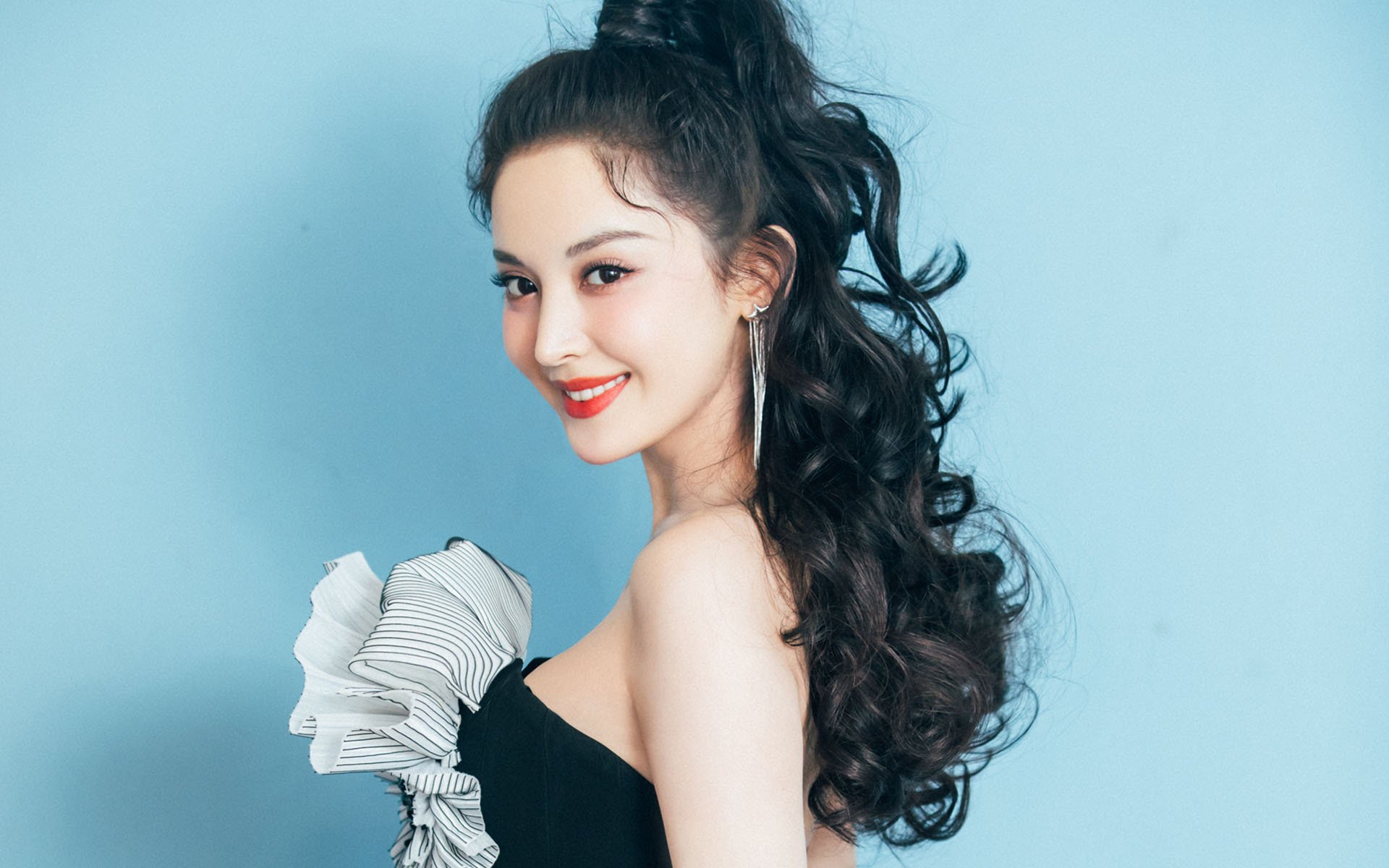 德国女子自行车队在团体追逐赛中获得铜牌，德国骑自行车