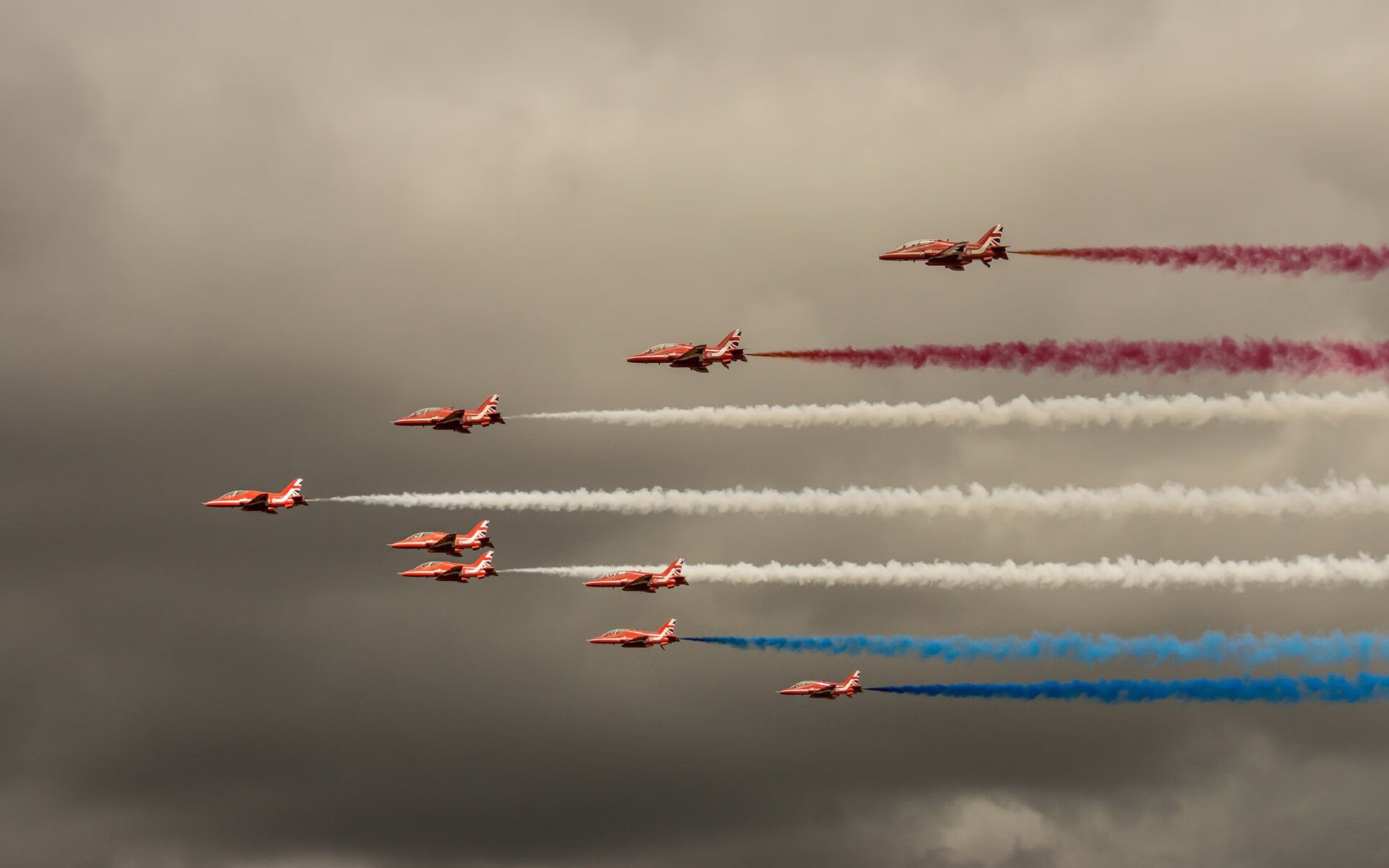 “世界游泳锦标赛：新加坡泳池见证泳者极限冲刺”