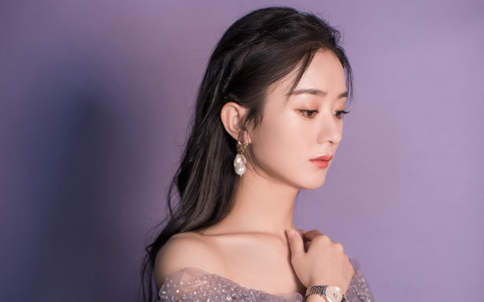 “简阳文体中心:羽毛球赛场高手对决,观众连连喝彩”